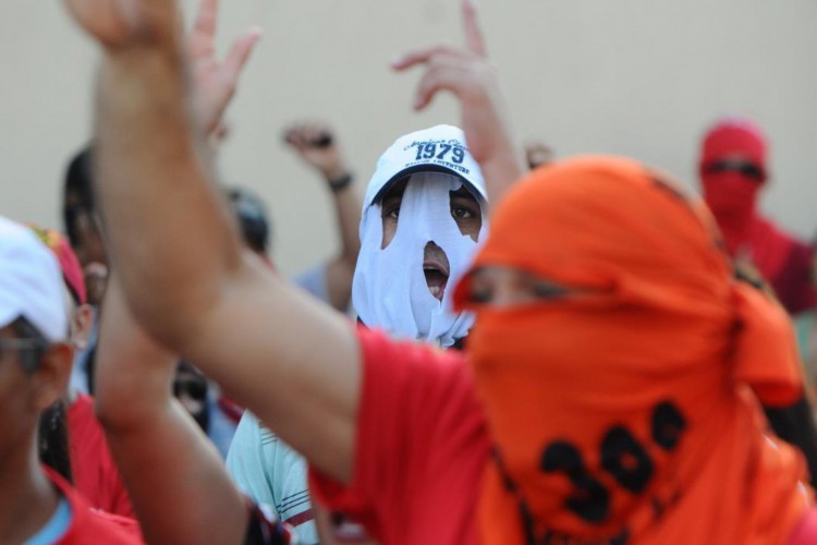 Manifestantes em motim, alguns com rostos cobertos(Foto: Deivyson Teixeira, em 31/12/2011)