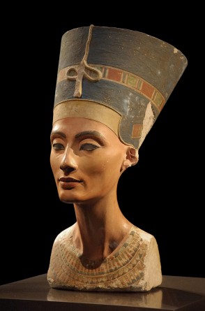 Busto da rainha egípcia Nefertiti, localizado no the Neues Museum (Berlim). A coroa foi pintada com o pigmento azul egípcio.(Foto: Arkadiy Etumyan/Wikicommons)