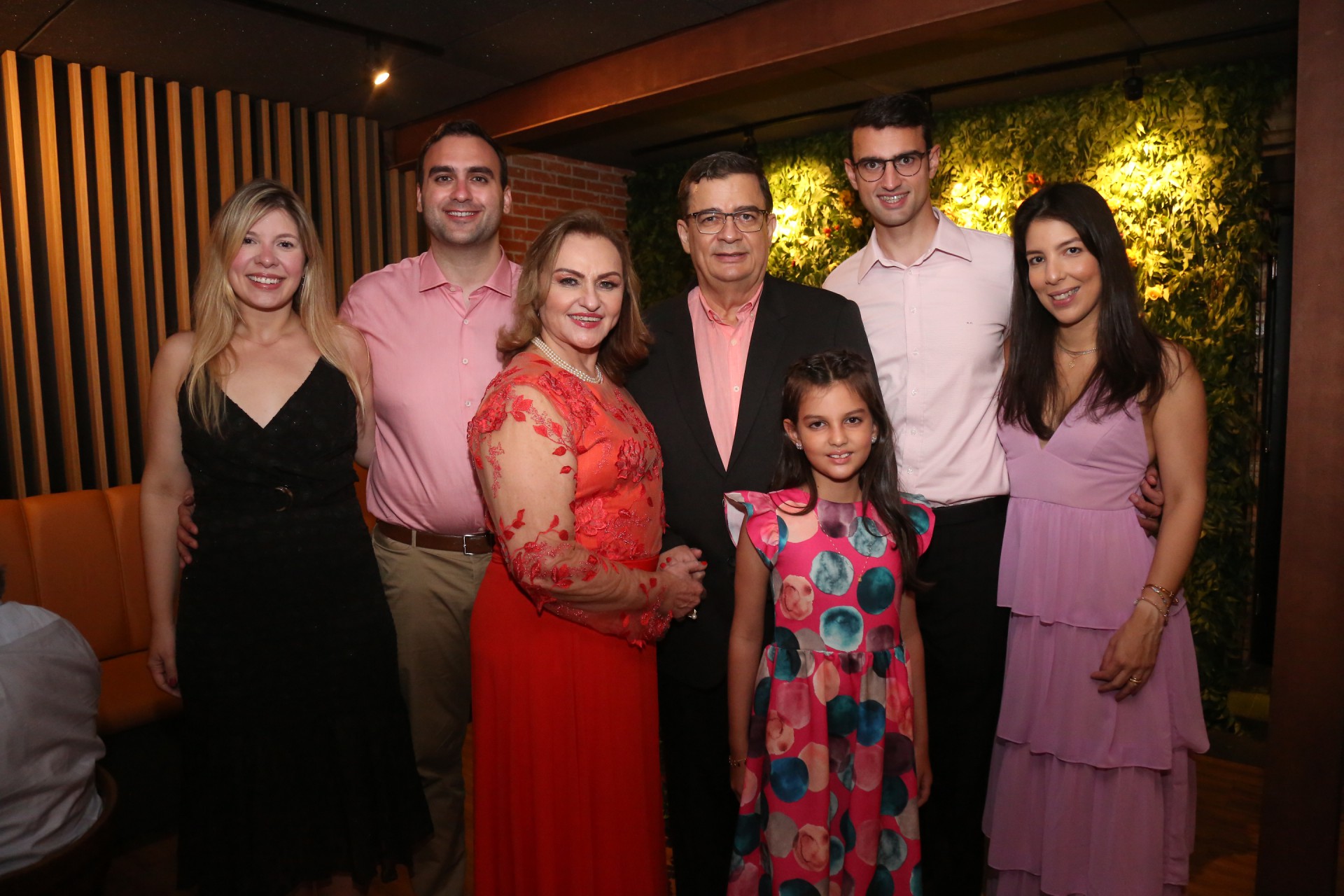 (Foto: João Filho Tavares/O POVO)Casal com os filhos Helder e Rui, as noras Beatriz e Bruna e a netinha Júlia