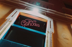 Gandaia Club funciona na rua José Avelino, 349 - Praia de Iracema, tendo como premissas o ritmo do pop e brasilidades, além de arte e nostalgia