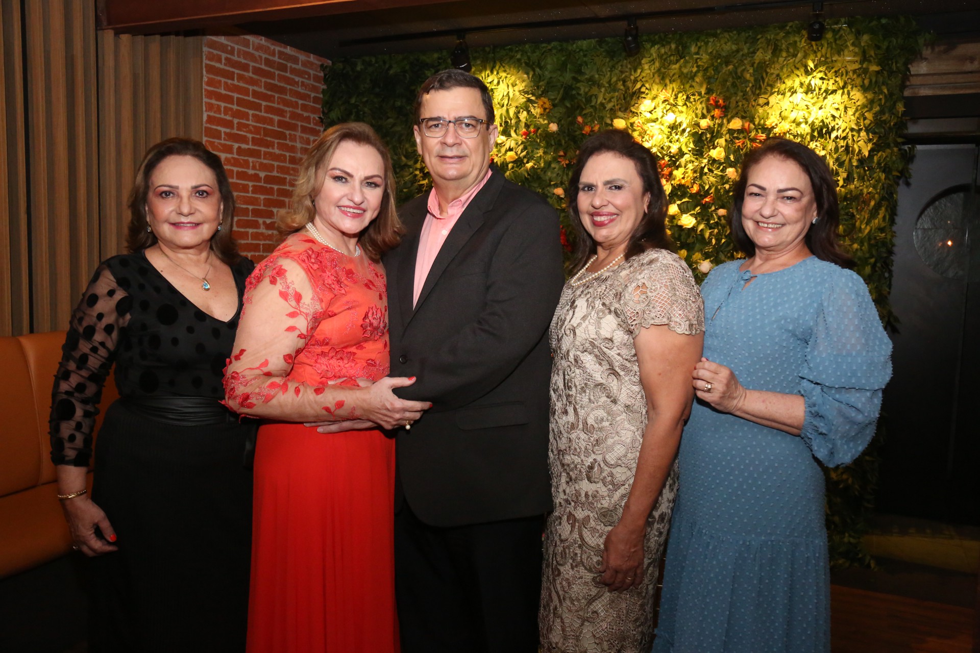 (Foto: João Filho Tavares/O POVO)Viviane e Helder com as irmãs dela Vânia, Valéria e Virgínia