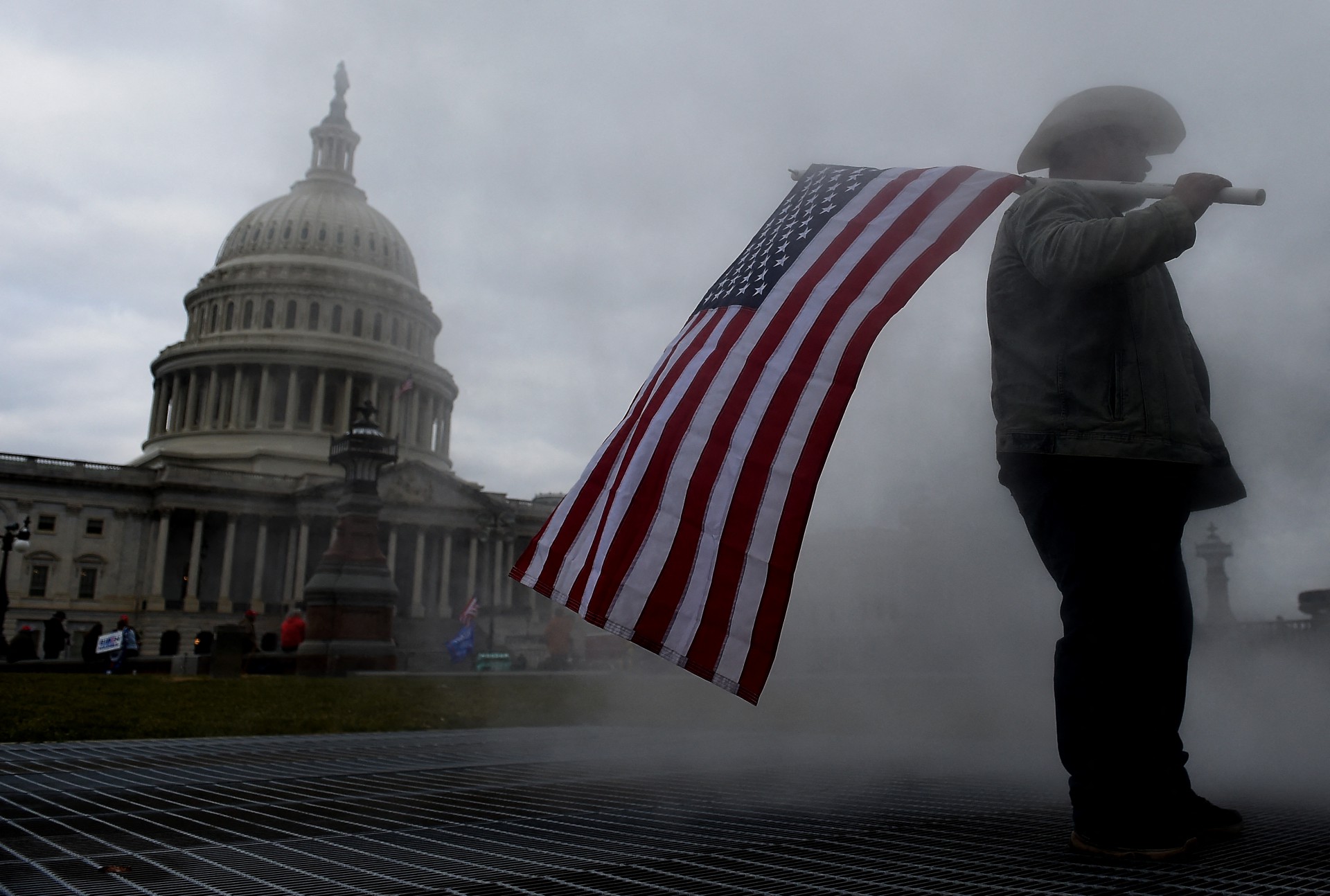 ￼APOIADORES de Donald Trump invadiram o Capitólio em 6 de janeiro de 2021 tentando invalidar a eleição (Foto: OLIVIER DOULIERY / AFP)
