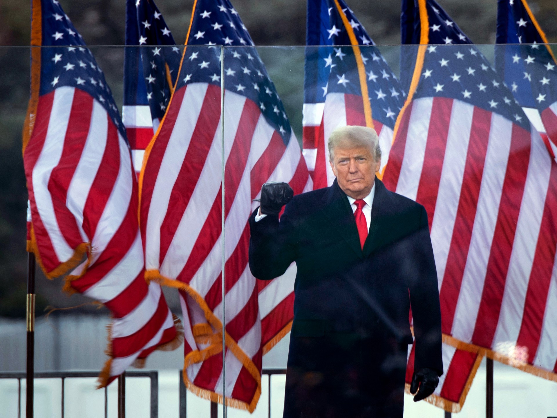 Nesta foto de arquivo tirada em 06 de janeiro de 2021, o presidente dos Estados Unidos, Donald Trump, aplaude os apoiadores de The Ellipse, perto da Casa Branca em Washington, DC.(Foto: BRENDAN SMIALOWSKI / AFP)