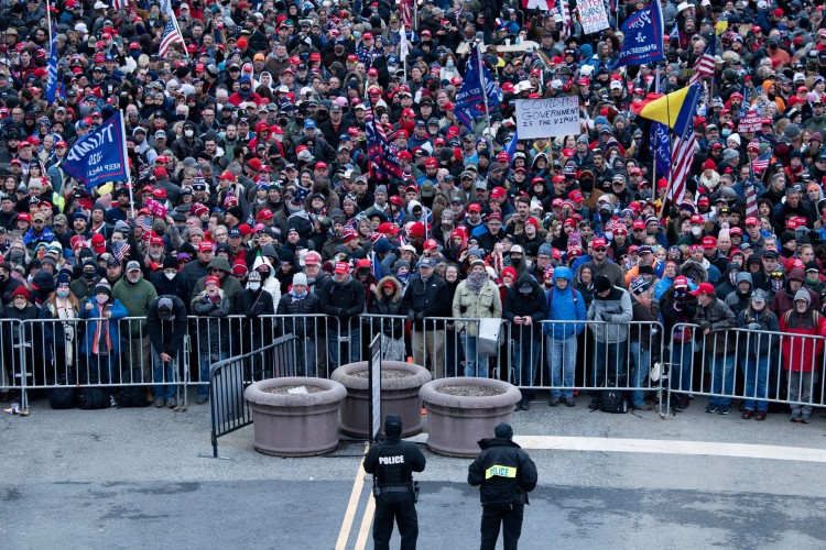 Nesta foto de arquivo tirada em 06 de janeiro de 2021, as pessoas esperam no National Mall fora de um perímetro de segurança por um comício de partidários do presidente dos EUA Donald Trump desafiando os resultados da eleição presidencial dos EUA de 2020 na Elipse em Washington, DC(Foto: BRENDAN SMIALOWSKI / AFP)