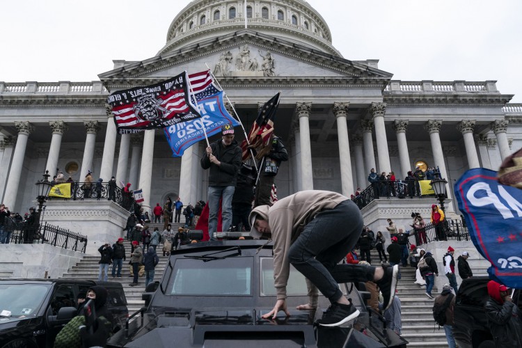 Nesta foto de arquivo tirada em 06 de janeiro de 2021, apoiadores do presidente dos EUA, Donald Trump, protestam em frente ao Capitólio dos EUA em Washington, DC. Eles desceram a Washington, DC aos milhares, reunindo-se para protestar contra o resultado de uma eleição presidencial que eles ainda afirmam ter sido "fraudada".(Foto: ALEX EDELMAN / AFP)