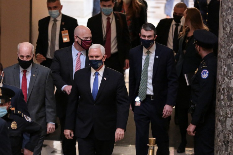 Nesta foto de arquivo tirada em 6 de janeiro de 2021, o vice-presidente dos EUA, Mike Pence, (C), caminha pelo Statuary Hall do Capitólio dos EUA em Washington, DC.(Foto: CHERISS MAY / GETTY IMAGES NORTH AMERICA / AFP)