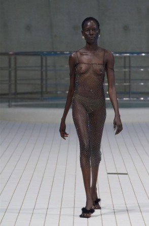 Ajak Deng para Rejina Pyo