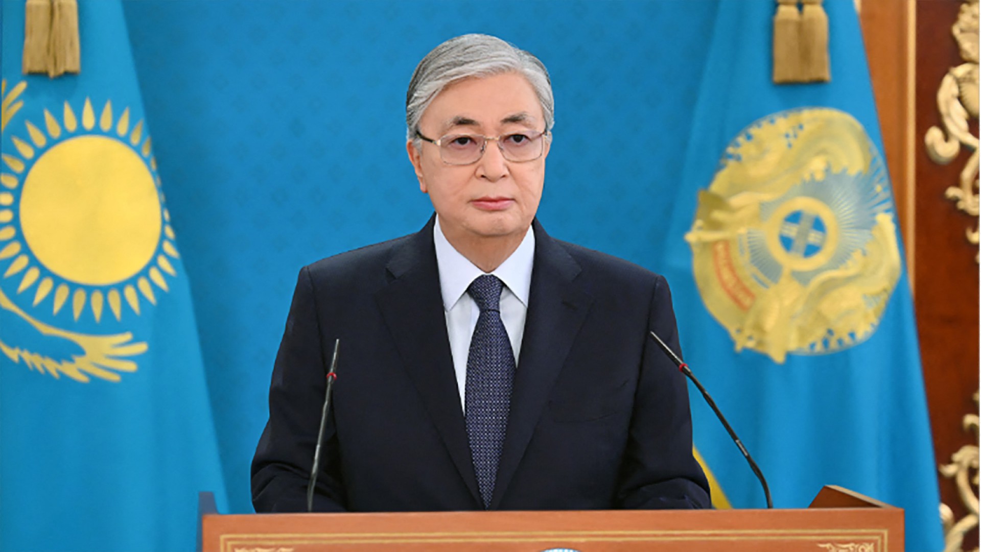 Esta imagem de divulgação do serviço de imprensa presidencial do Cazaquistão em 7 de janeiro de 2022 mostra o presidente do Cazaquistão, Kassym-Jomart Tokayev, fazendo um discurso público em Almaty.(Foto: Divulgação)