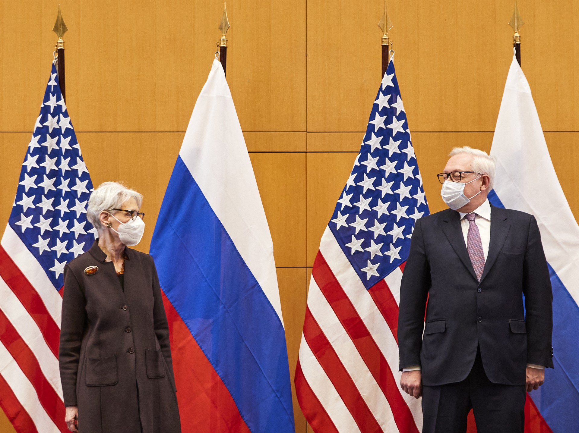 A vice-secretária de Estado dos EUA Wendy Sherman (E) e o vice-ministro das Relações Exteriores da Rússia, Sergei Ryabkov (D) posam para fotos enquanto participam de negociações de segurança sobre as crescentes tensões na Ucrânia, na Missão Permanente dos EUA, em Genebra, em 10 de janeiro de 2022.(Foto: DENIS BALIBOUSE / POOL / AFP)