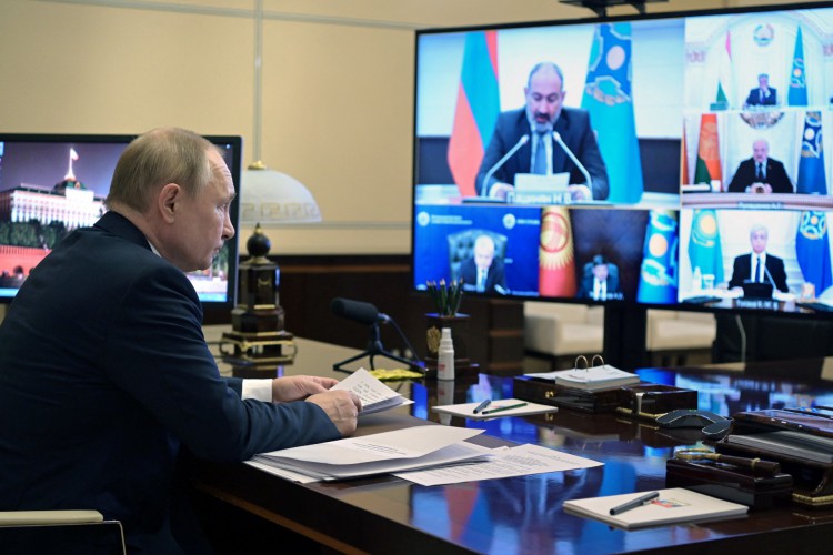 O presidente russo, Vladimir Putin, participa de uma reunião de emergência por vídeo do Conselho da Organização do Tratado de Segurança Coletiva (OTSC) focada na situação no Cazaquistão após protestos violentos, na residência do estado de Novo-Ogaryovo, nos arredores de Moscou, em 10 de janeiro de 2022 .(Foto: ALEXEY NIKOLSKY / SPUTNIK / AFP)