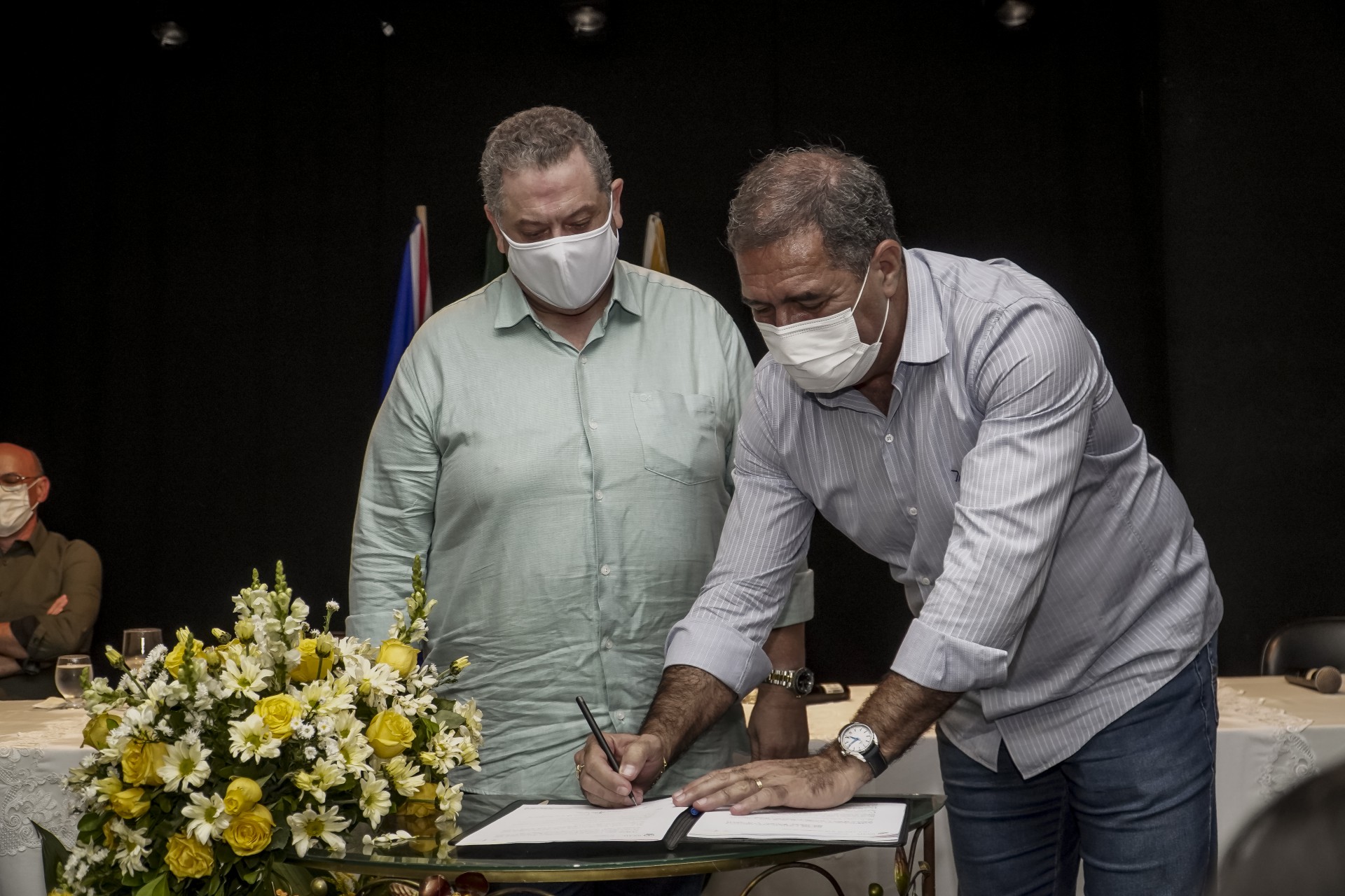 Luiz Gastão assina termo que doa área para a construção da nova unidade da Escola Educar Sesc (em Iguatu) (Foto: Rodrigo Carvalho/Divulgação)