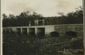 Estrada do Soure, Ceará. Pontilhão de cimento armado no mangue. Começo do século XX
