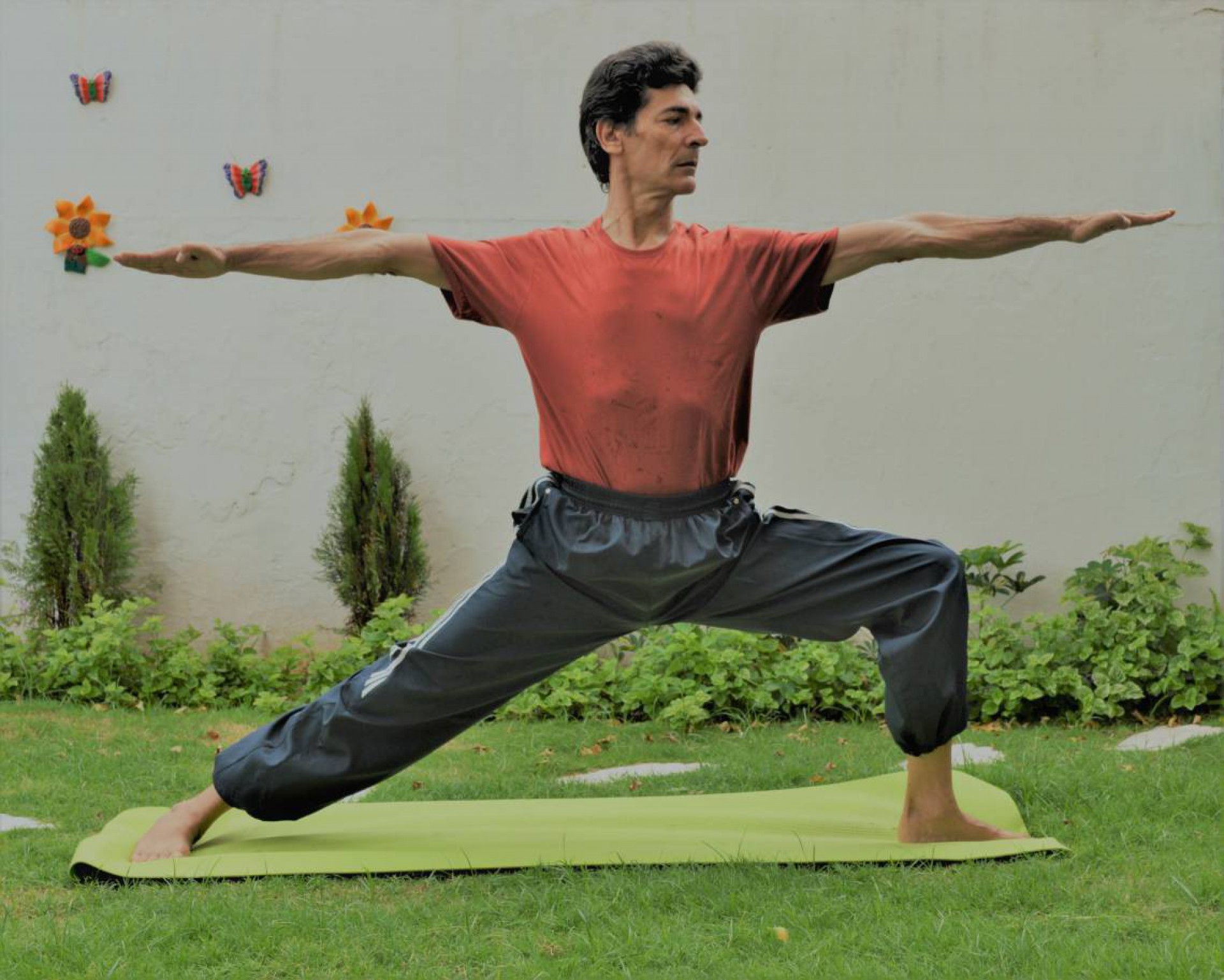 Helder Lima é professor de yoga há mais 20 anos. Práticas de saúde e bem-estar seguem em alta no novo ano (Foto: divulgação)