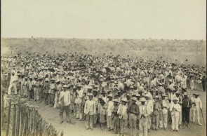 Mulheres, crianças e trabalhadores da construção da estrada de ferro da Rede de Viação Cearense, de Fortaleza ao antigo ramal Itapipoca, hoje Ramal de João Filipe. no km 57. Fevereiro de 1920