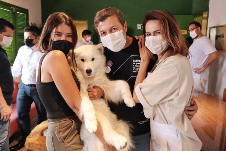 Vice-prefeito Élcio Batista com a enteada Marina, a companheira de vida, Luciana, e a cadelinha Shanti(Foto: beatriz bley/ divulgação)