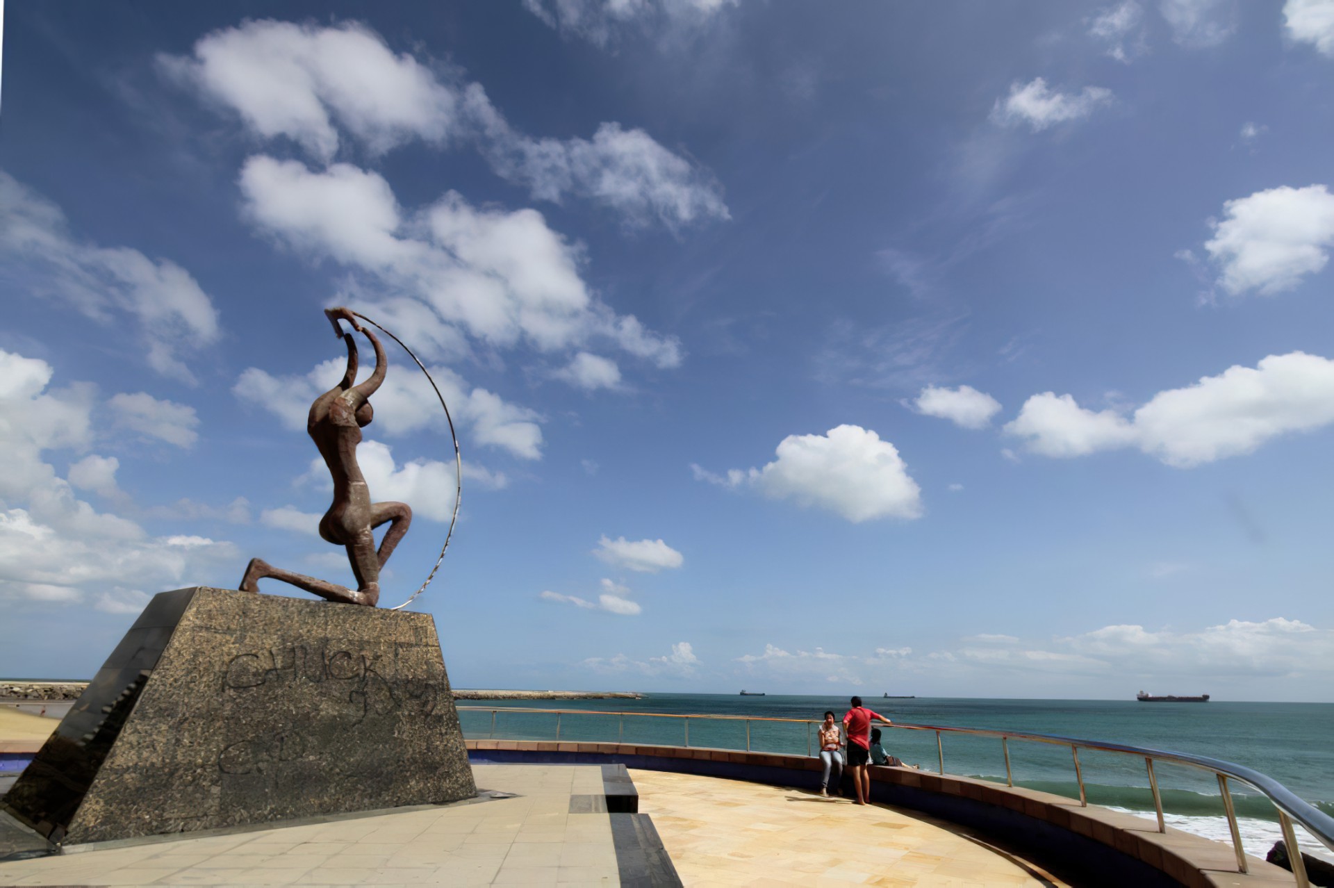 Em foto de Edimar Soares, a estátua "Iracema guardiã", na Praia de Iracema, em 2012. O projeto levou mais de 20 anos pra ficar pronto e, ao fim, não ficou exatamente como Zenon queria. Em outubro de 2012, o escultor Franzé D'Aurora assinou a reforma do monumento, que resultou na Iracema Guardiã vista atualmente na orla de Fortaleza, com revestimento na cor bronze, curvas e traços mais diferentes da obra original(Foto: Edimar Soares em 22/2/12 / DataDoc O POVO)