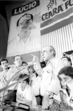 Brizola em evento da campanha de Lúcio Alcântara a prefeito de Fortaleza em 1992(Foto: Mauri Melo, em 1992)