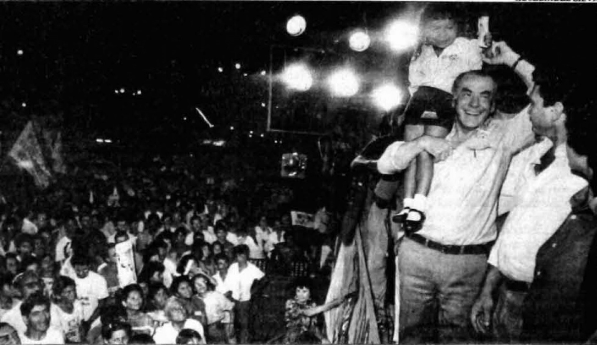 Leonel Brizola fez comício ao lado de Edson Silva na eleição municipal de 1988 em Fortaleza(Foto: Alcebíades Silva, em 28 de outubro de 1988)