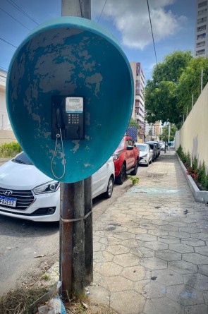 Muitos telefones públicos em Fortaleza, da operadora Oi, precisam de manutenção. Há vários com a pintura desbotada, com fios arrancados e alguns ameaçam tombar(Foto: Demitri Túlio)