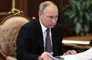 O presidente russo, Vladimir Putin, participa de uma reunião com o governador do território de Kamchatka no Kremlin, em Moscou, em 24 de janeiro de 2022.