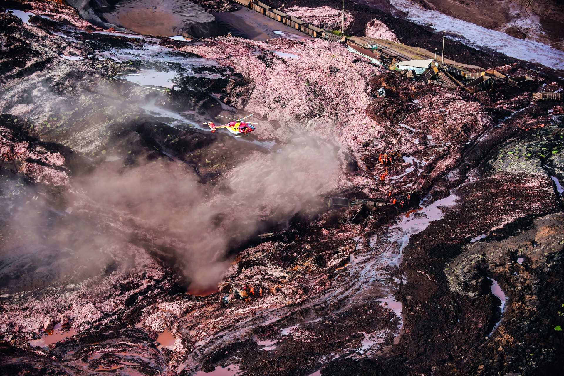 Cenário encontrado pelos bombeiros logo após a chegada na Mina do Córrego do Feĳão, em Brumadinho (Foto: Douglas Magno/AFP)