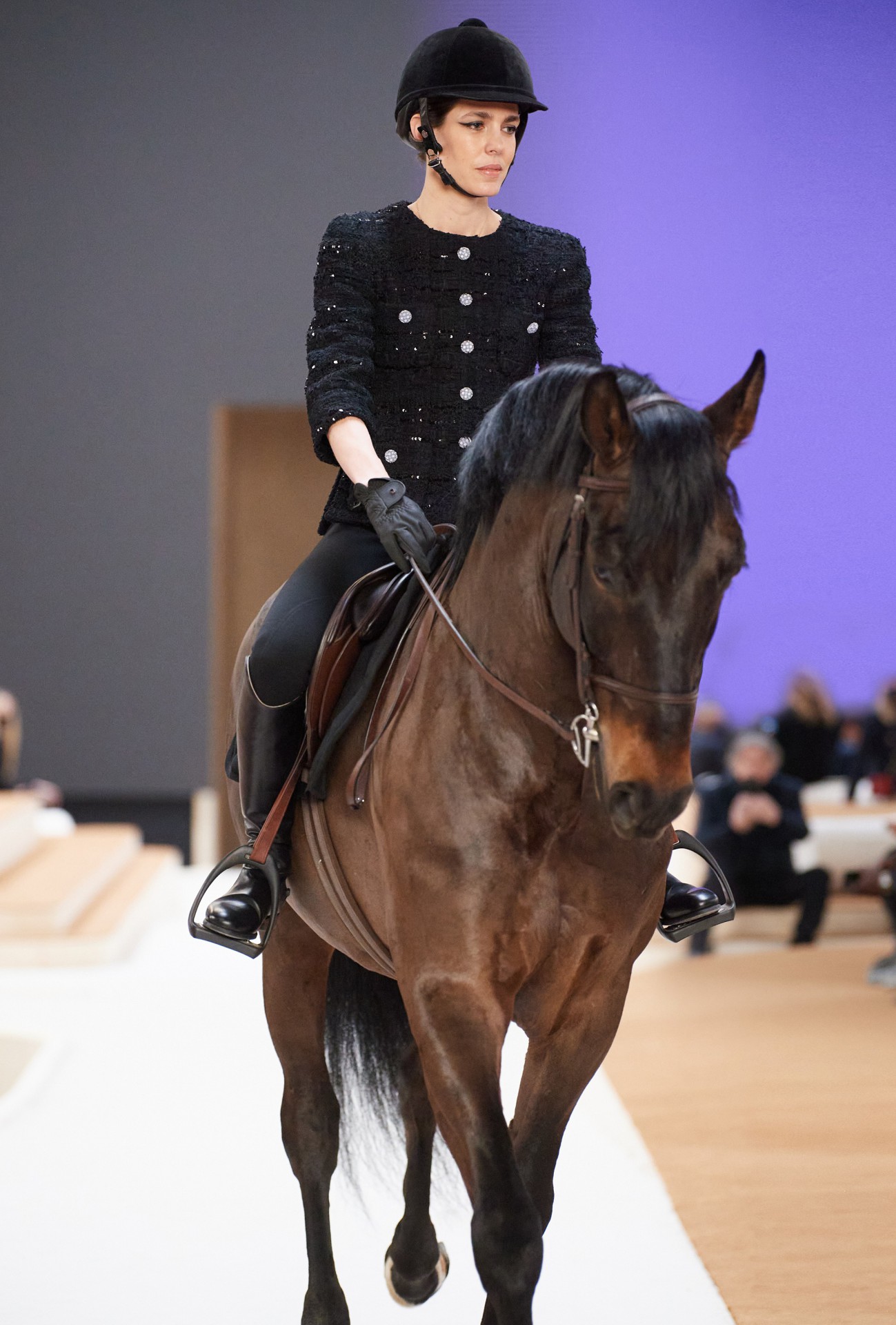 Charlotte Casiraghi abre desfile montando a cavalo(Foto: Chanel/ Divulgação)