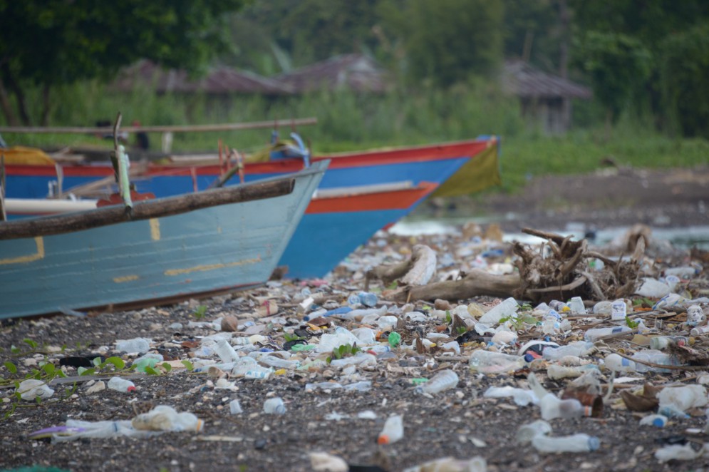 Uma praia cheia de lixo na Indonésia.(Foto: The Ocean Agency)