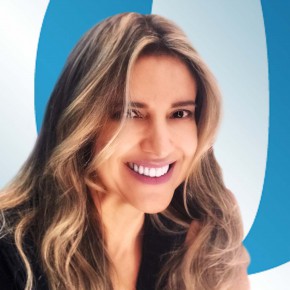 Eliziane Alencar é uma mulher branca e loira