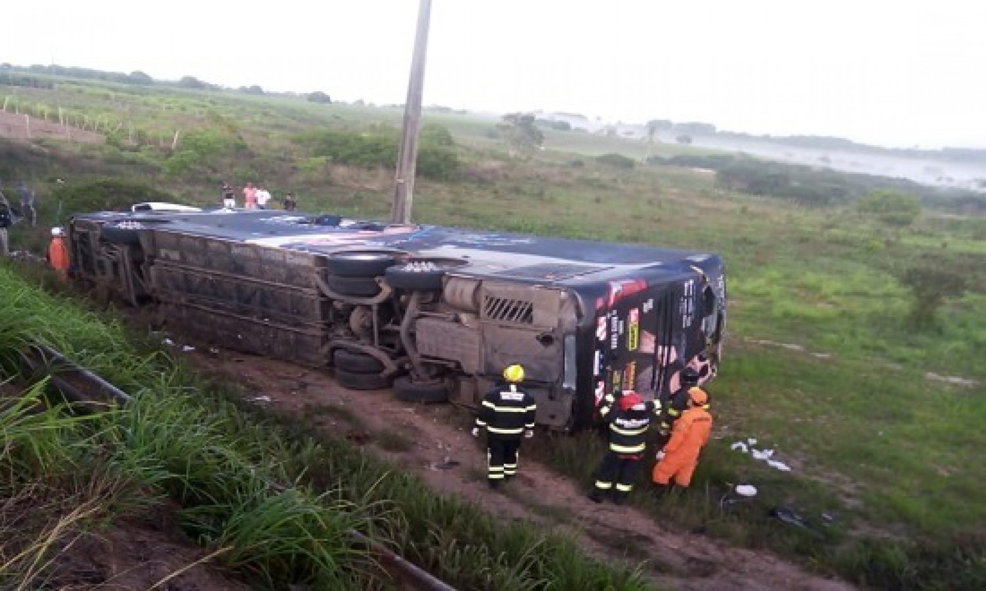 Ônibus de Devinho Novaes tomba em Alagoas e deixa uma pessoa morta (Foto: Reprodução/Twitter)