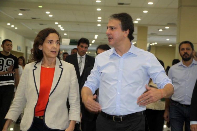 Izolda Cela e Camilo Santana (PT) ajustam seus destinos políticos(Foto: MAURI MELO)