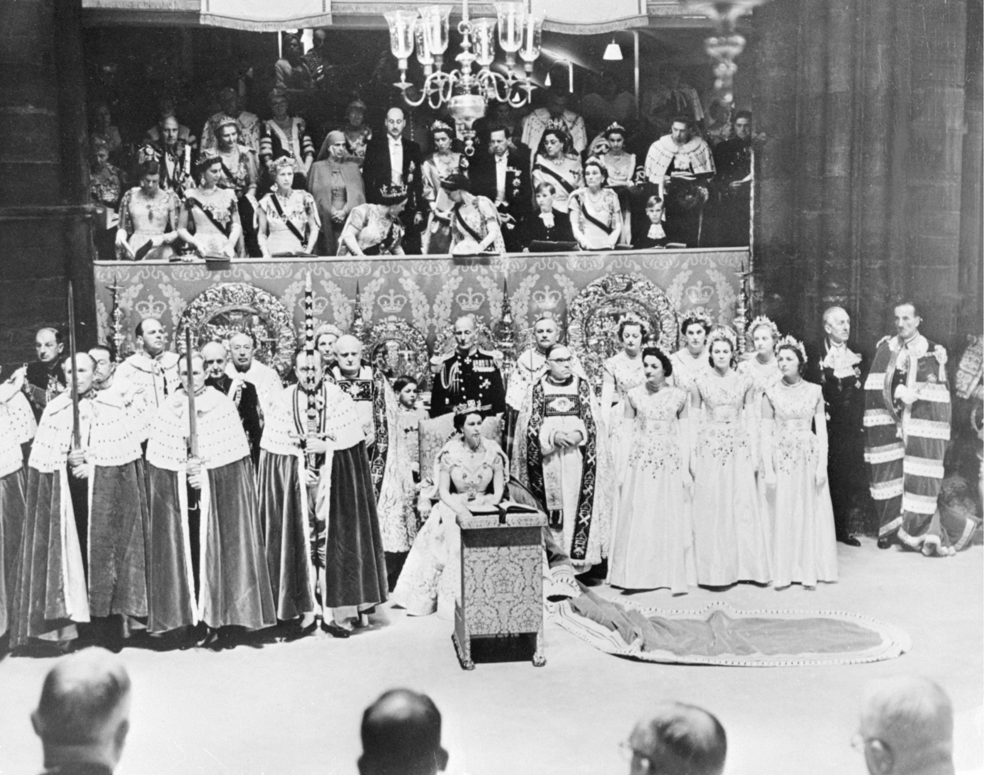 Nesta foto de arquivo tirada em 02 de junho de 1953, a rainha britânica Elizabeth II (C) senta-se na Abadia de Westminster, no dia de sua coroação em Londres. A rainha Elizabeth II, em 6 de fevereiro de 2022, torna-se a primeira monarca britânica a reinar por 70 anos, anunciando o início de seu ano do Jubileu de Platina, apesar de seu afastamento da vista do público(Foto: INTERCONTINENTALE / AFP)