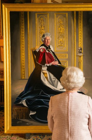 Esta foto de arquivo tirada em 14 de outubro de 2016 mostra a rainha Elizabeth II da Grã-Bretanha, vendo uma pintura de si mesma do artista britânico Henry Ward, no Castelo de Windsor, em Windsor, a oeste de Londres(Foto: Dominic Lipinski / AFP)