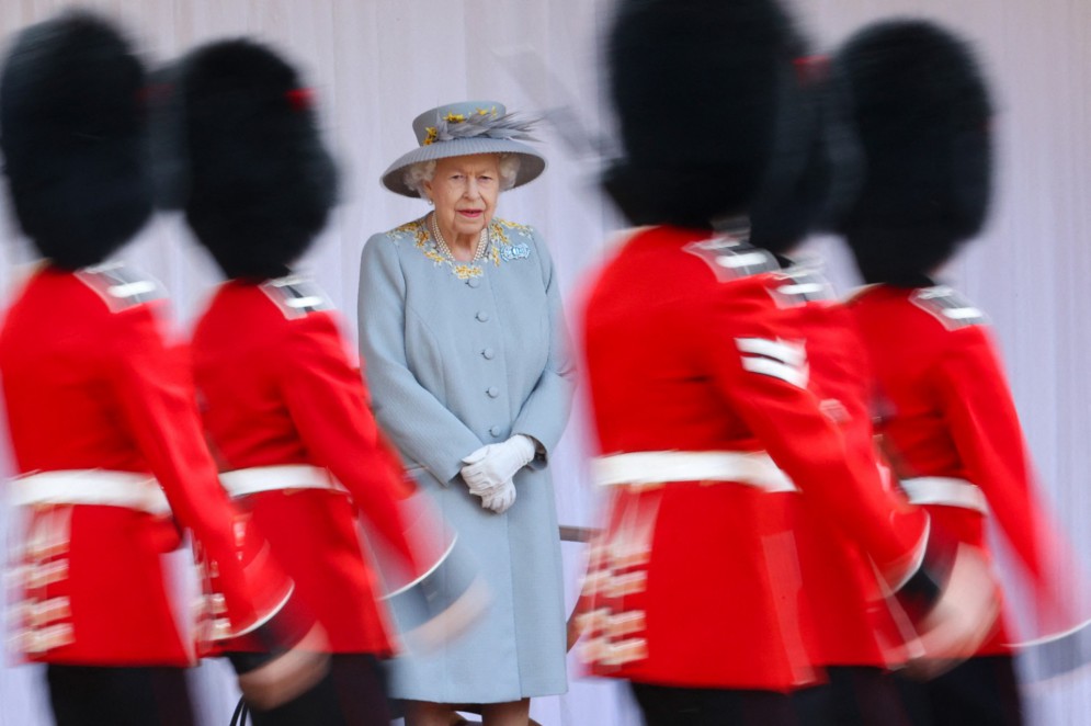 Nesta foto de arquivo tirada em 12 de junho de 2021, a rainha Elizabeth II da Grã-Bretanha assiste a uma cerimônia militar para marcar seu aniversário oficial no Castelo de Windsor, em Windsor.(Foto: CHRIS JACKSON / POOL / AFP)