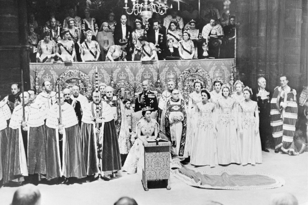 Nesta foto de arquivo tirada em 02 de junho de 1953, a rainha britânica Elizabeth II (C) senta-se na Abadia de Westminster, no dia de sua coroação em Londres. A rainha Elizabeth II, em 6 de fevereiro de 2022, torna-se a primeira monarca britânica a reinar por 70 anos, anunciando o início de seu ano do Jubileu de Platina, apesar de seu afastamento da vista do público(Foto: INTERCONTINENTALE / AFP)