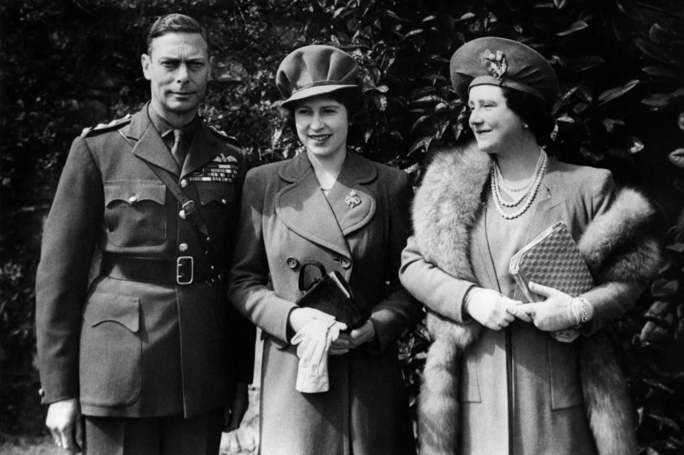 Nesta foto de arquivo tirada em 21 de abril de 1944, o rei da Grã-Bretanha George VI e sua esposa Elizabeth Bowes-Lyon, a rainha-mãe (D) e posam com sua filha, a princesa Elizabeth, enquanto comemoram seu aniversário de 18 anos no Castelo de Windsor . A rainha Elizabeth II, em 6 de fevereiro de 2022, torna-se a primeira monarca britânica a reinar por 70 anos(Foto: PLANET NEWS / AFP)