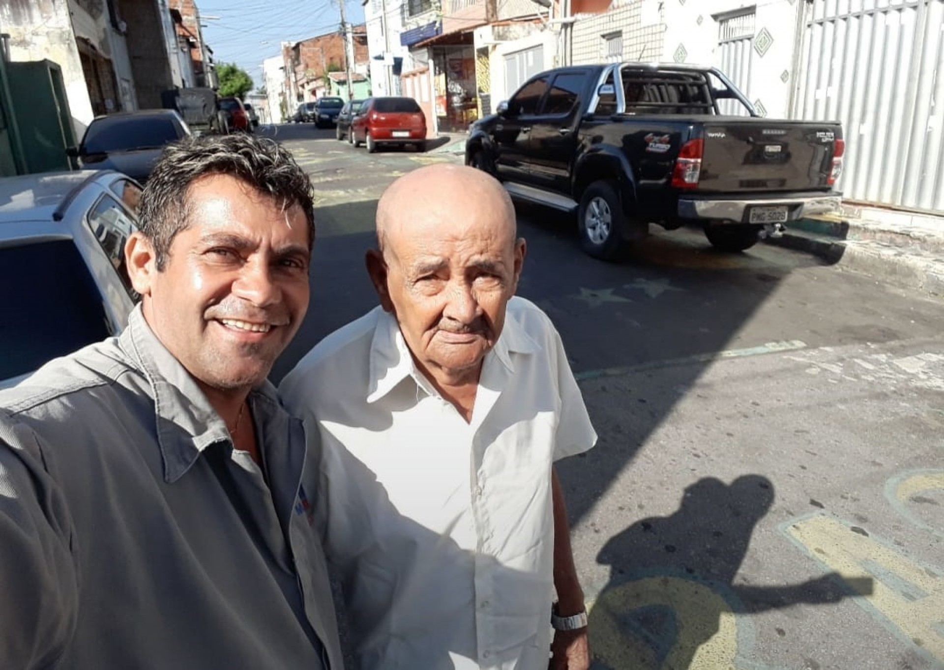 Antônio Medeiros, 103 anos, e o filho Negreiro Magalhães nas ruas do bairro Jacarecanga, em Fortaleza (Foto: Acervo pessoal)