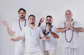 Os Transacionais apresenta repertório de música brasileira retrô no bar Bomtequim, localizado no bairro Bela Vista