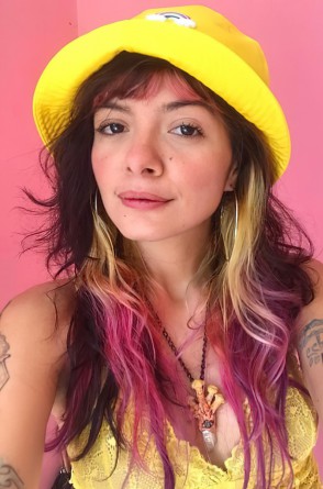 Isabelle Pertenelli, ilustradora e criadora da Sereia, loja virtual de acessórios divertidos, com espiritualidade e ilustrações