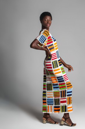 Vestido Vereda da marca Catarina Mina, feito à mão em crochê, com mix de fios de algodão. Disponível em catarinamina.com