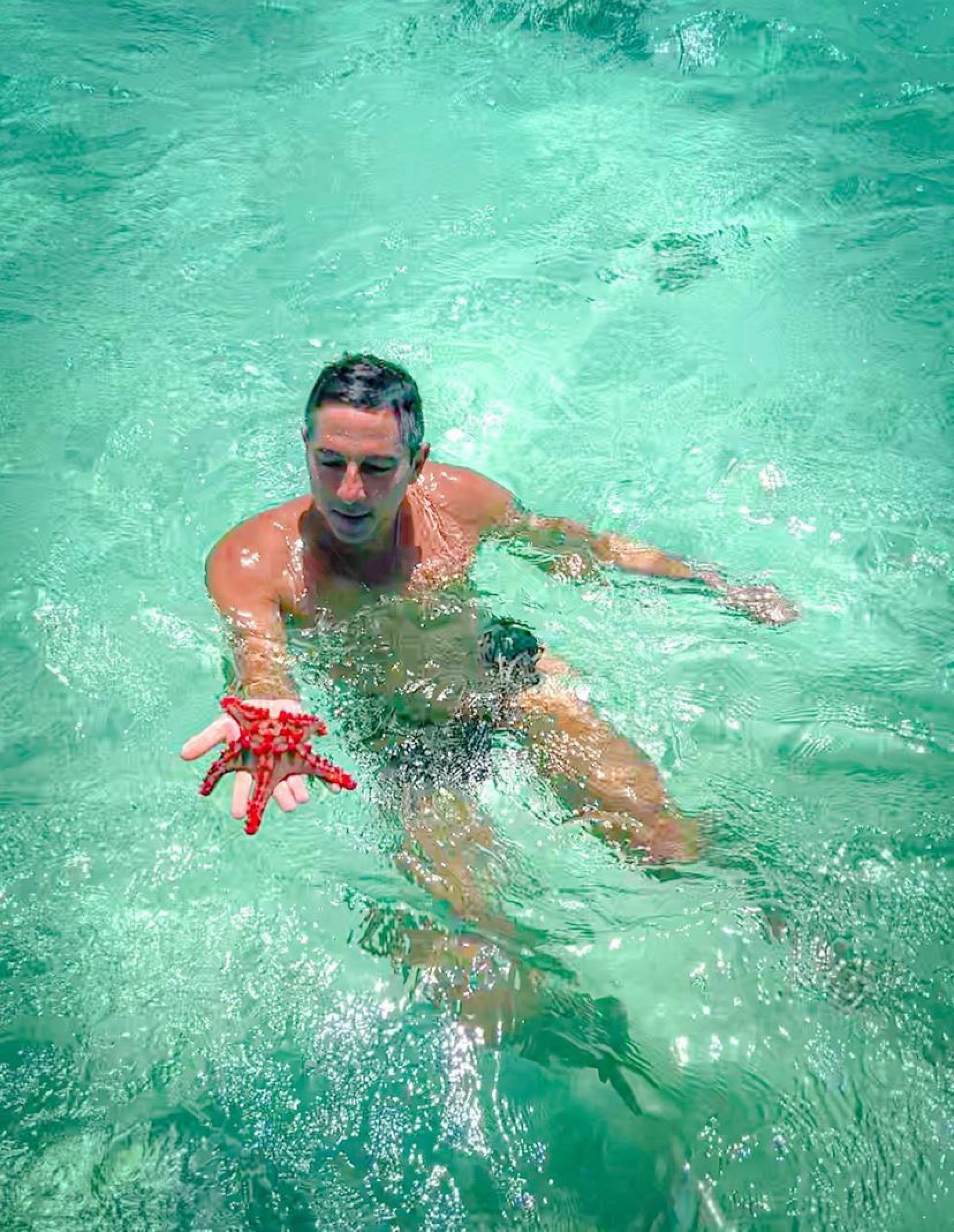 Rodrigo Jereissati percorrendo os mares de Zanzibar, na Tanzânia
