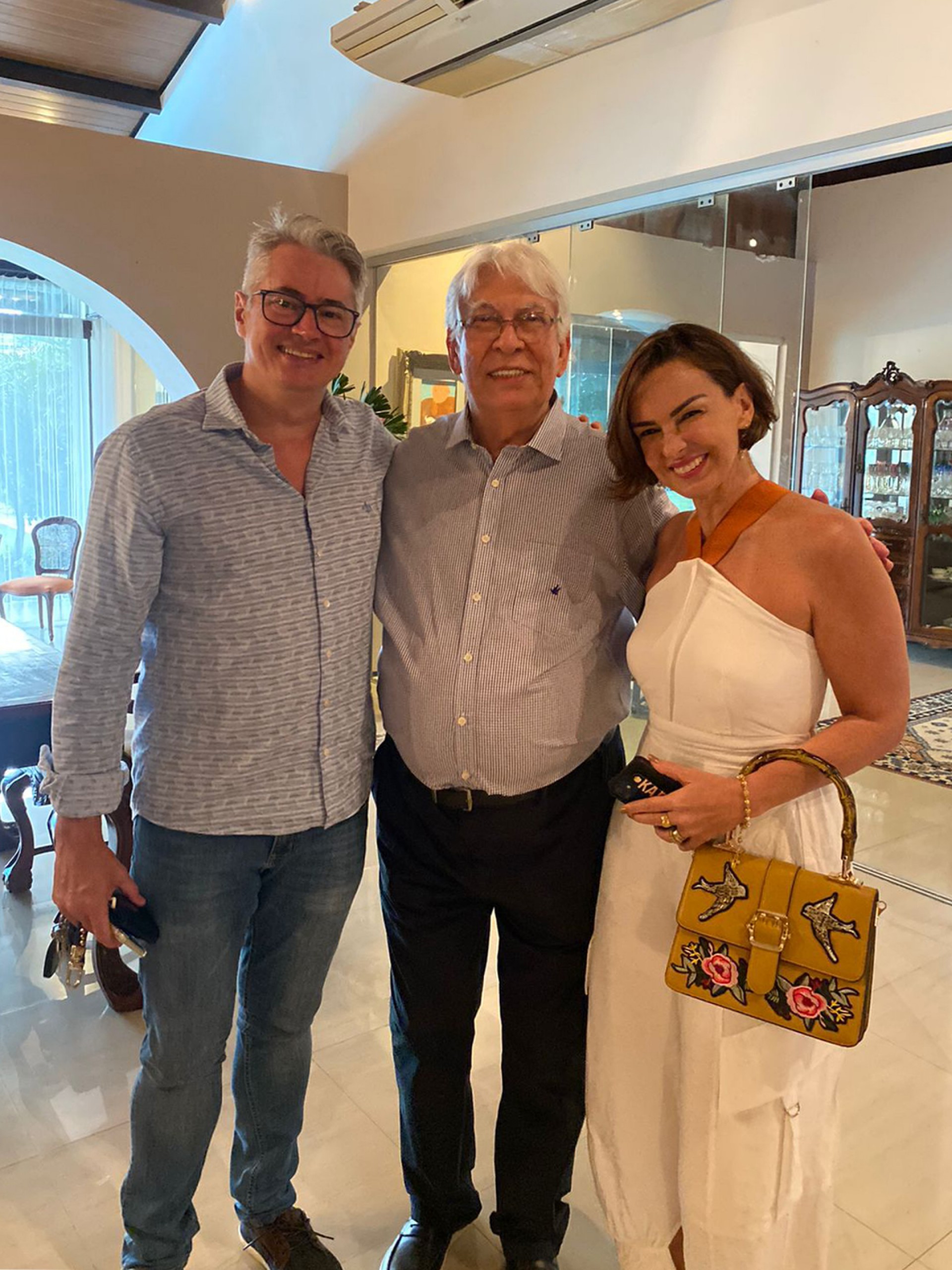 (Foto: Arquivo Pessoal)Manoel com o médico Paulo Vasques e Karine Porto