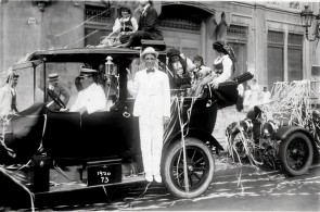 Desfiles de corso na alta sociedade aconteciam antes do início dos desfiles da escola de samba na década de 1930