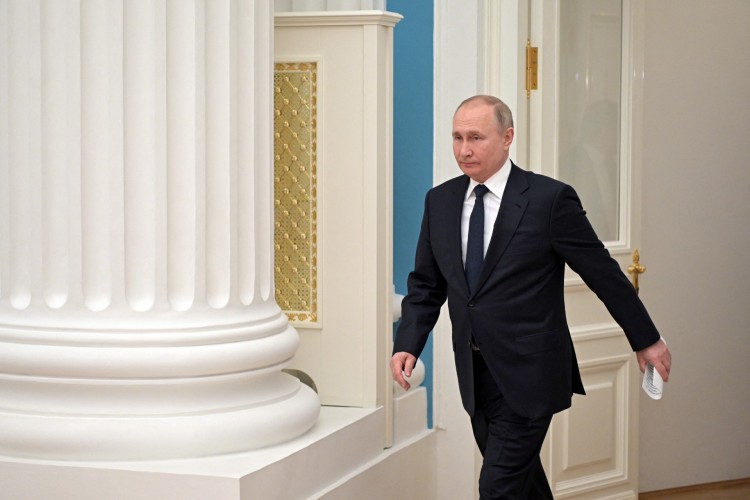 Vladimir Putin ao chegar a reunião após anunciar ataque à Ucrânia(Foto: ALEXEY NIKOLSKY / SPUTNIK / AFP)