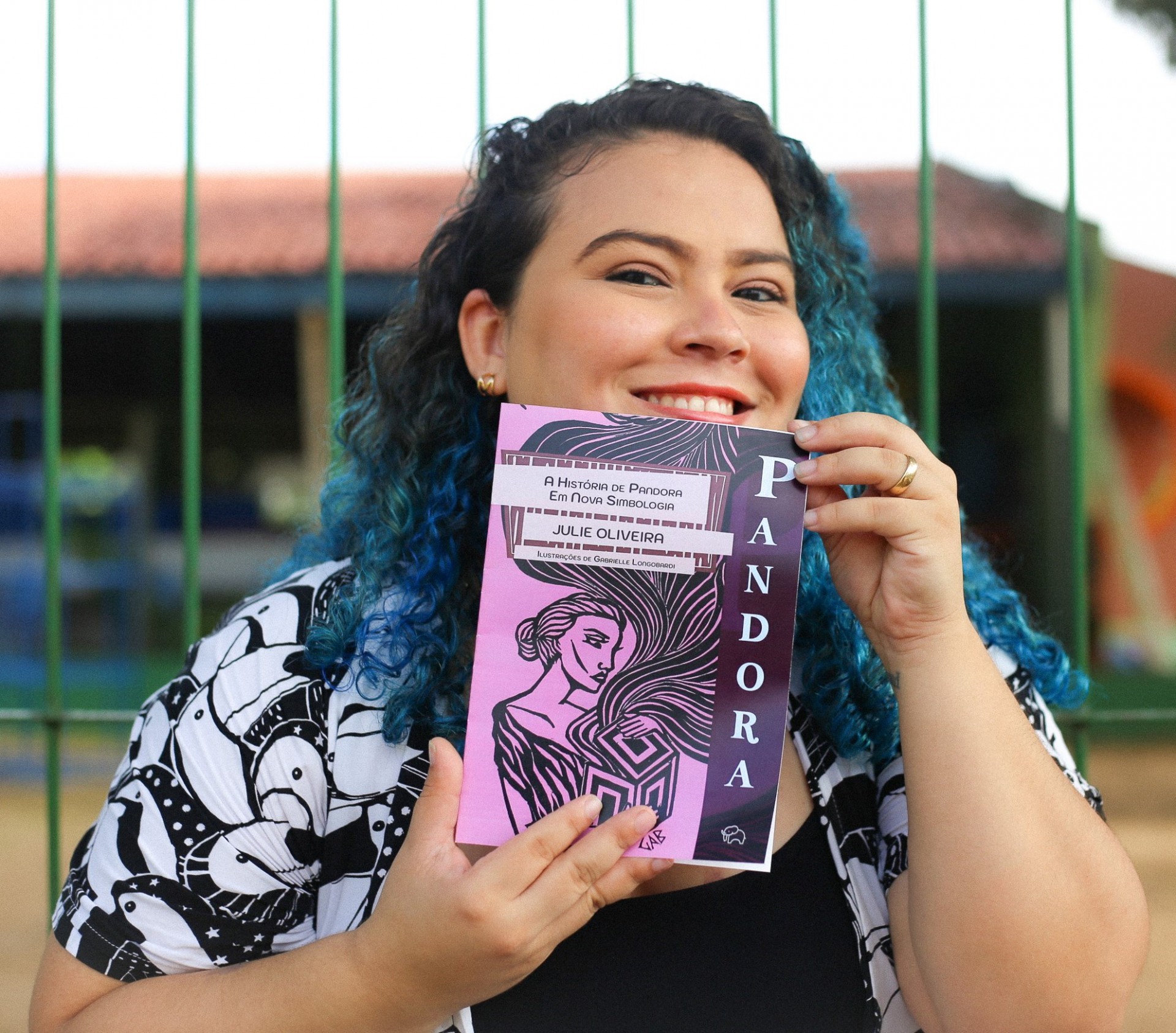 Julie Oliveira lançou o cordel 'Pandora', que repensa o mito grego (Foto: Daniel Firmino/divulgação)