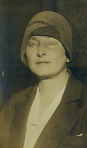 Em 1933, a médica Maria Lacerda elegeu-se primeira deputada federal. Bertha Lutz também foi eleita.