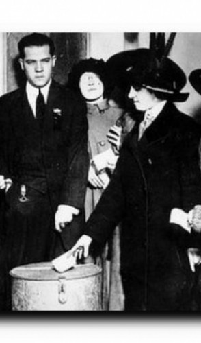 Há exatos 90 anos, o voto feminino foi reconhecido, em 1932, embora com algumas restrições. 