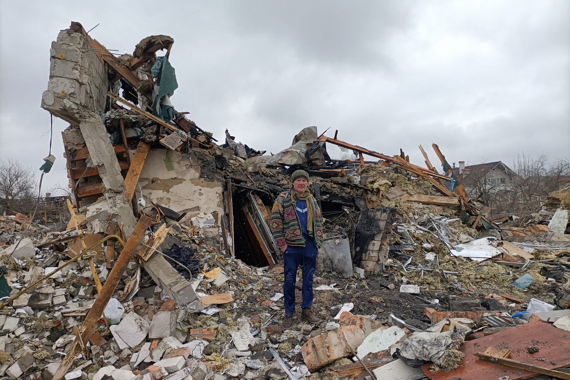 Ucraniano diante de destroços em Zhytomyr, bombardeada pelo Exército russo (Foto: Emmanuel DUPARCQ / AFP)