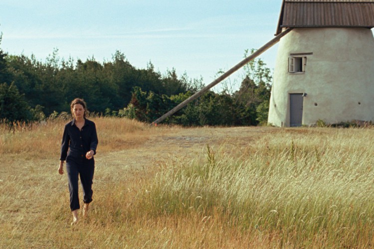 Vicky Krieps interpreta Chris, espécie de alter ego da diretora Mia Hansen-Løve, em "A Ilha de Bergman" (Foto: divulgação)