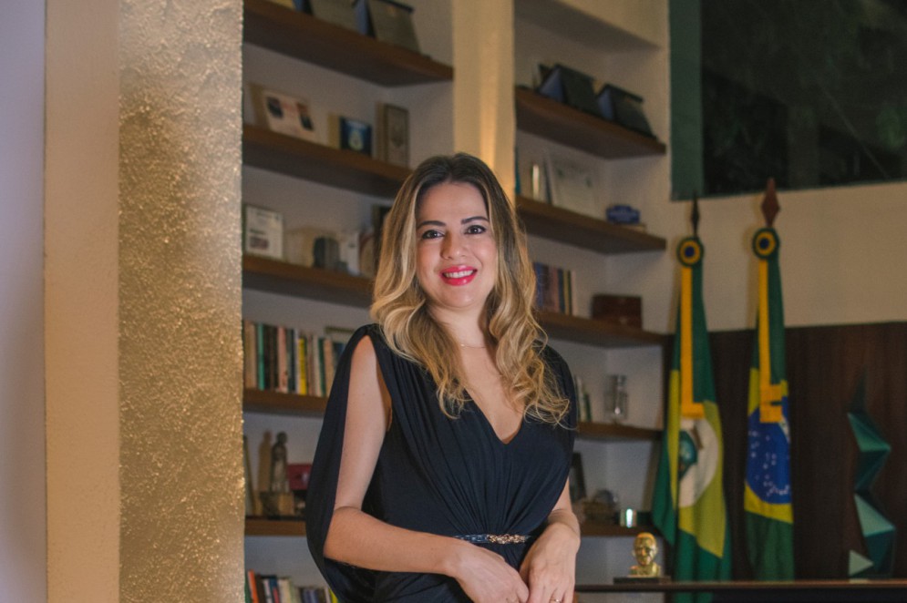 Onélia Santana sabe vestir e mostrar as peças lindas do artesanato cearense (Foto: Divulgação)