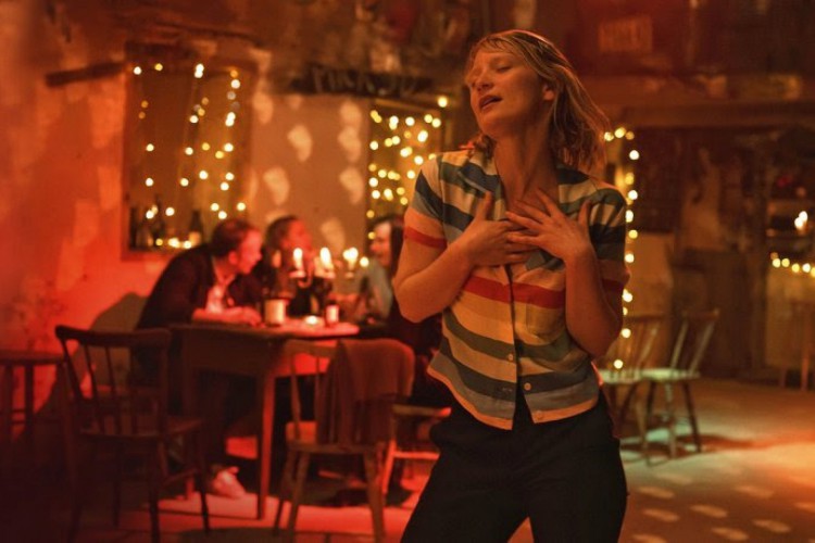 Em "A Ilha de Bergman", Mia Wasikowska interpreta uma personagem criada pela protagonista, a cineasta Chris (Vicky Krieps)(Foto: divulgação)
